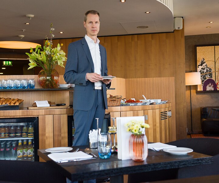 _DSC2024 Arto having breakfast at the hotel lounge in Berlin.