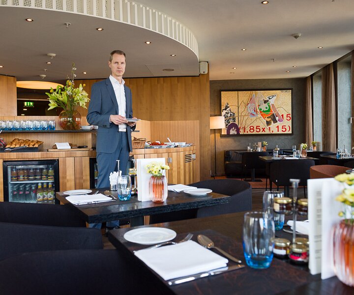 _DSC2025 Arto having breakfast at the hotel lounge in Berlin.