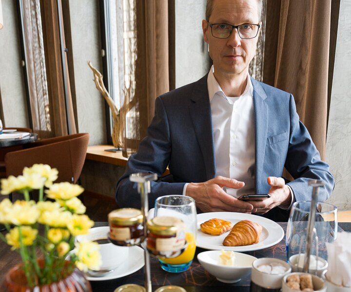 _DSC2028 Arto having breakfast at the hotel lounge in Berlin.
