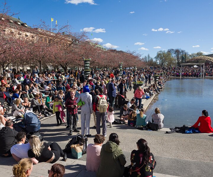 _DSC2669 At Kungsträdgården, people enjoying the spring sun.