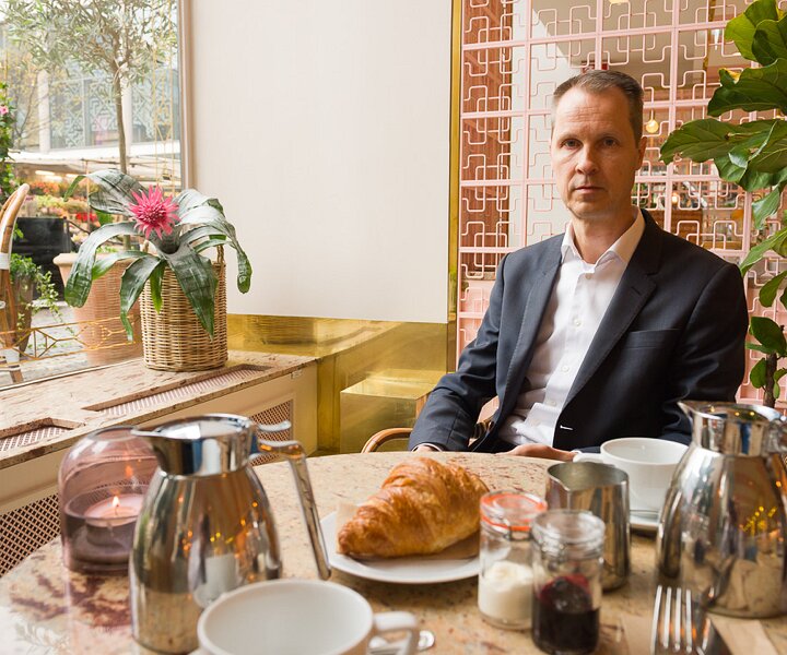 _DSC2888 Arto having morning coffee at Gretas at the Haymarket hotel.