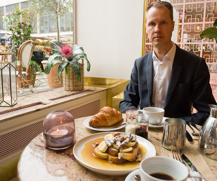 _DSC2897 Arto having morning coffee at Gretas at the Haymarket hotel.