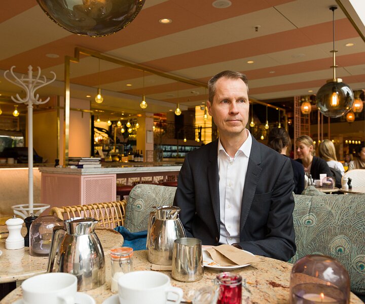 _DSC2915 Arto having morning coffee at Gretas at the Haymarket hotel.
