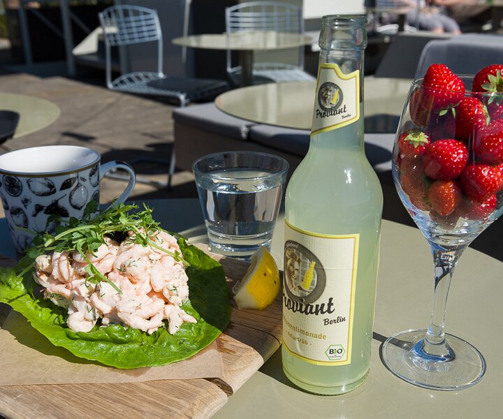 _DSC2934 At Mälarpaviljongen. Enjoying toast skagen, Proviant Berlin and strawberries.