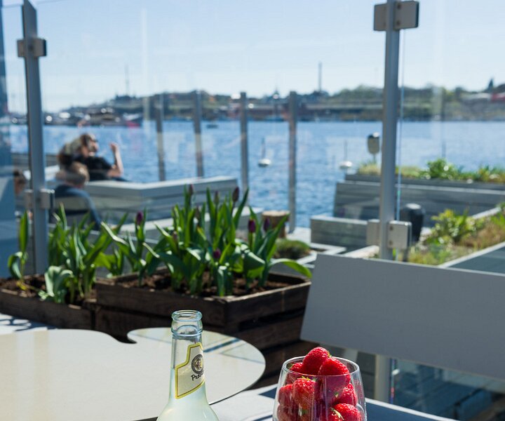 _DSC2938 At Mälarpaviljongen. Enjoying toast skagen, Proviant Berlin and strawberries.