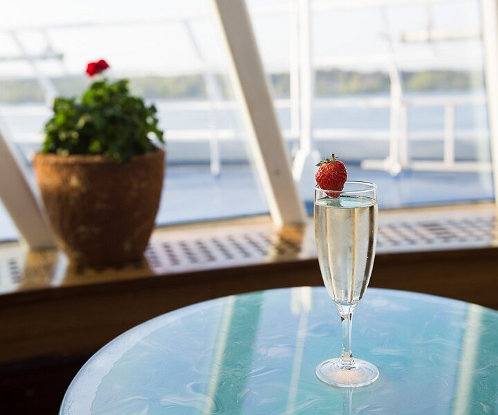 _DSC3204 Champagne on the boat.