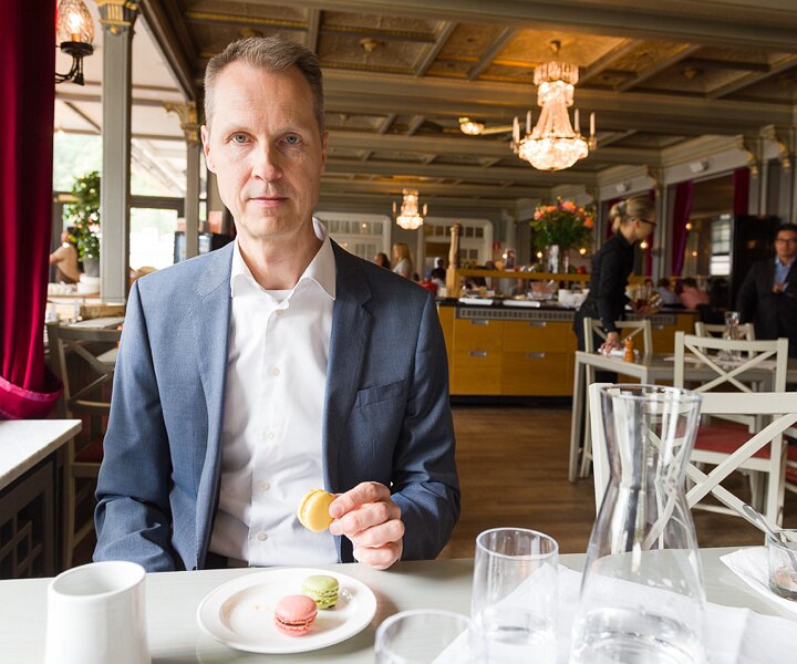 _DSC3421 Arto having macarons for dessert at the brunch at Hasselbacken.