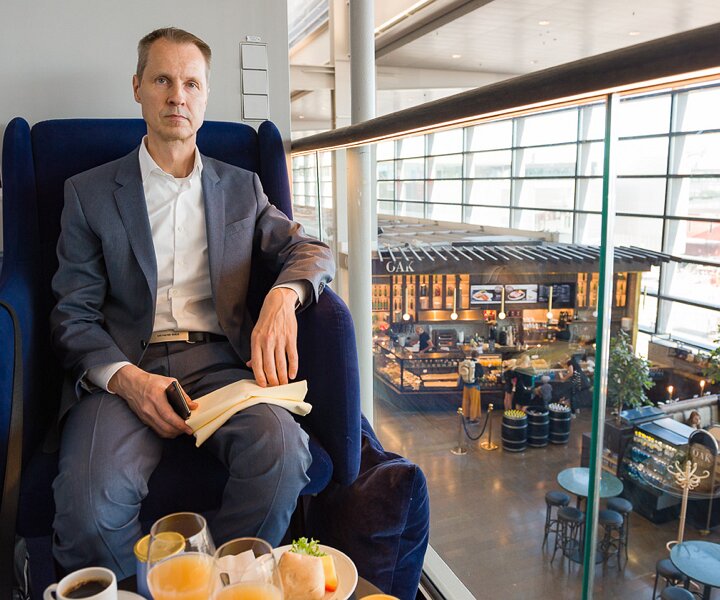 _DSC3526 Arto having breakfast at Pontus in the Air at Arlanda airport before the flight to Helsinki.