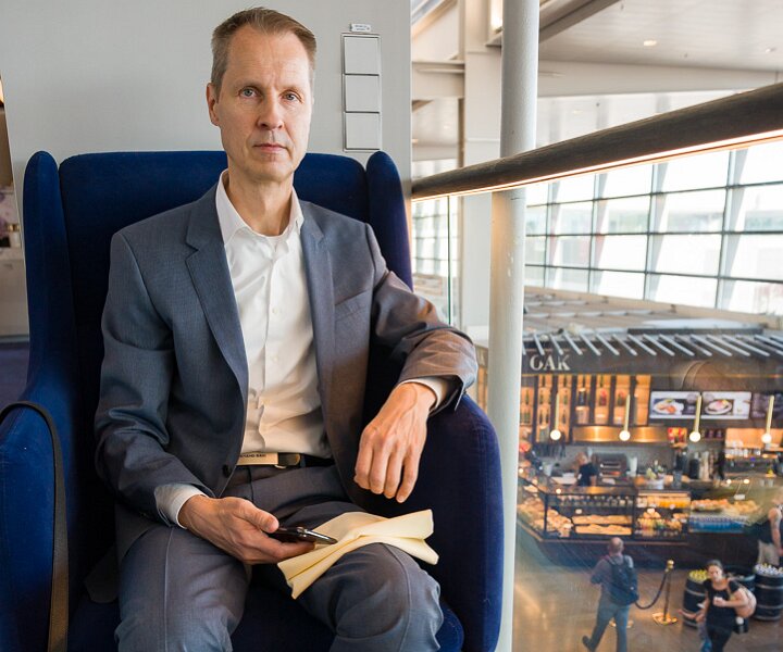 _DSC3529 Arto having breakfast at Pontus in the Air at Arlanda airport before the flight to Helsinki.