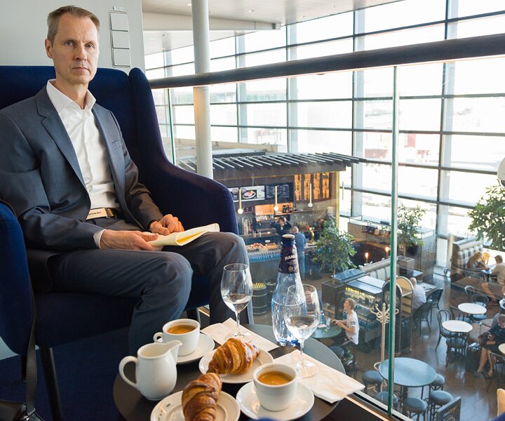 _DSC3535 Arto having breakfast at Pontus in the Air at Arlanda airport before the flight to Helsinki.