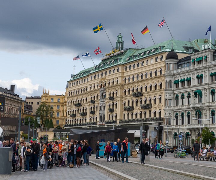 _DSC1956 Queue to the boats in front of Grand Hôtel.