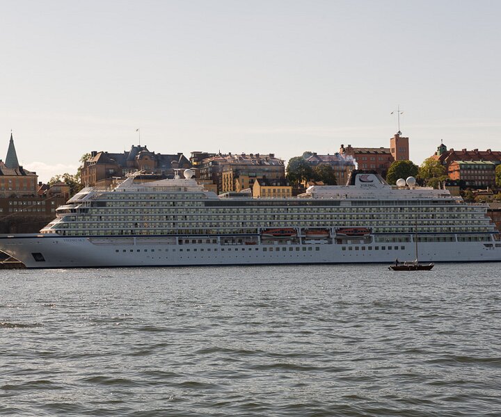 _DSC2022 A cruise ship.