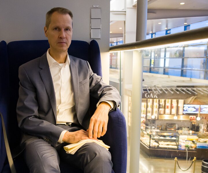 _DSC2696 Arto having breakfast at Pontus in the Air at Arlanda airport before the flight to Hambug.