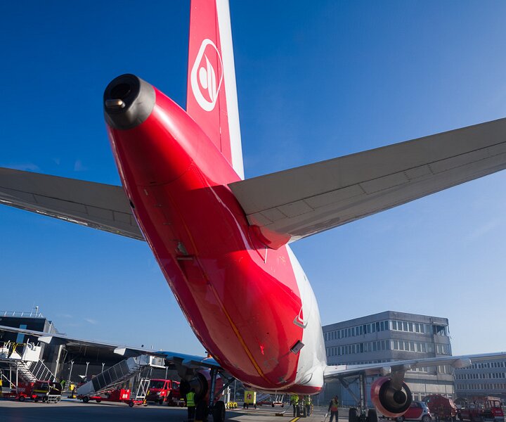 _DSC2709 Under the tail of an aircraft at the apron at Hamburg airport.