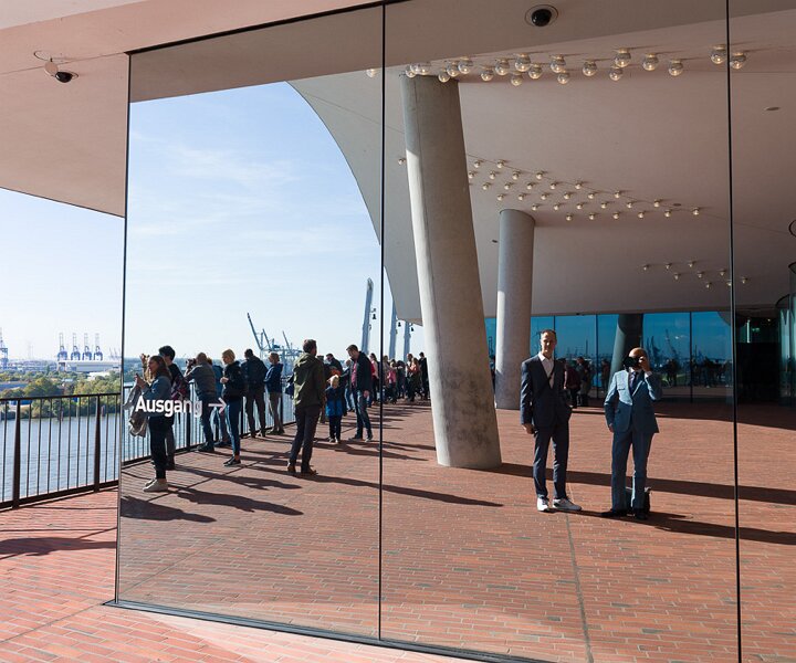 _DSC2755 Mirror selfie at the Elbphilharmonie.