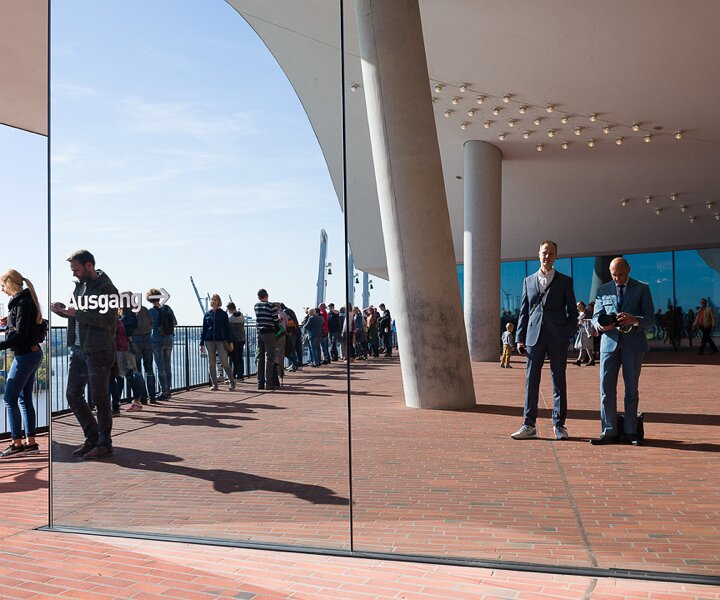 _DSC2756 Mirror selfie at the Elbphilharmonie.