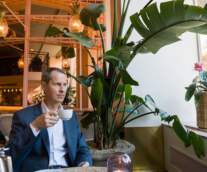 _DSC3102 Arto having morning coffee at Gretas at Haymarket hotel.