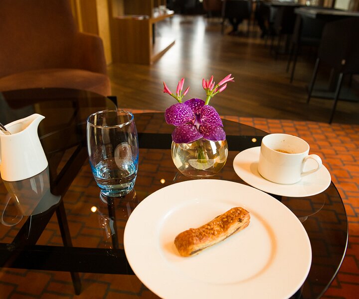 _DSC3827 Morning coffee in the Club Lounge.