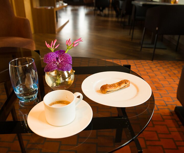 _DSC3832 Morning coffee in the Club Lounge.
