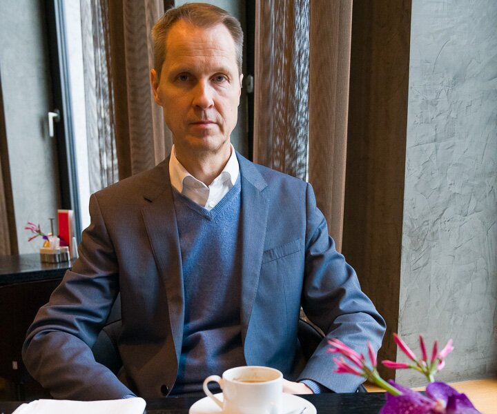 _DSC3891 Arto having afternoon coffee in the Club Lounge.