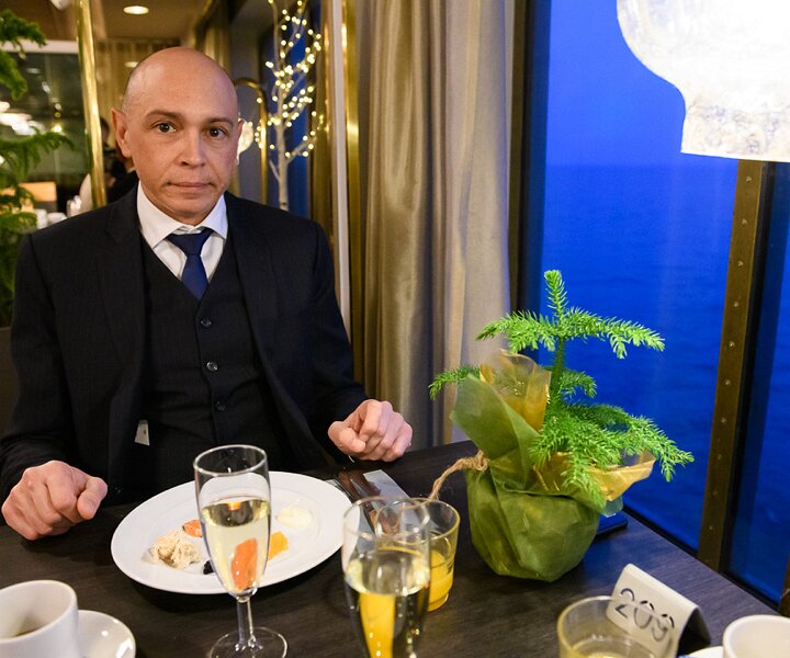 _DSC4067 Markos having breakfast on the ship on arrival to Helsinki.