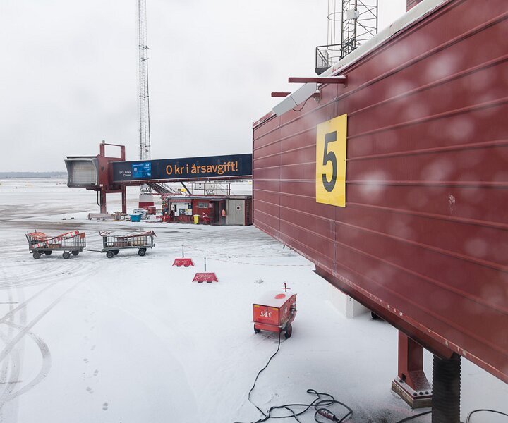 _DSC4226 At the gate at Arlanda airport waiting for de-icing and push back.