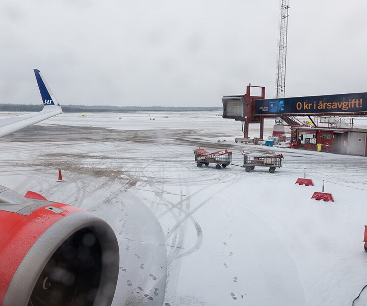 _DSC4227 At the gate at Arlanda airport waiting for de-icing and push back.