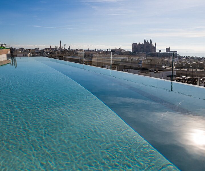 _DSC4248-1 At the rooftop pool of the hotel in Palma.
