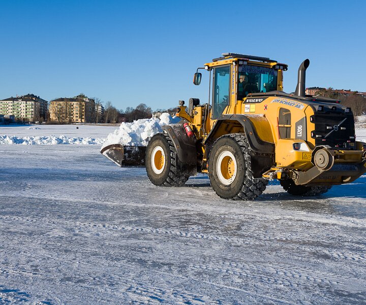 _DSC5801 Tractor at Gärdet moving snow.
