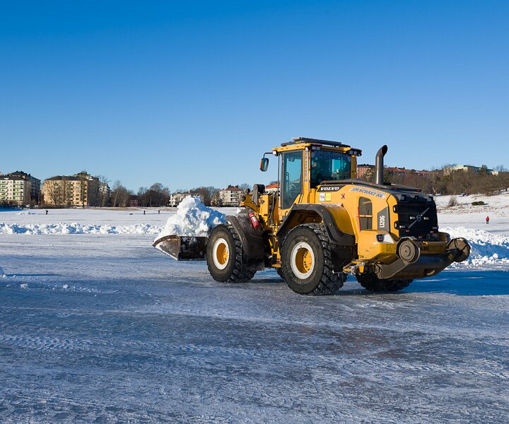 _DSC5821 Tractor at Gärdet moving snow.
