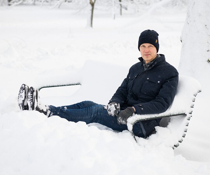 _DSC6161-1 Arto relaxing on a bench in Humlegården in February.