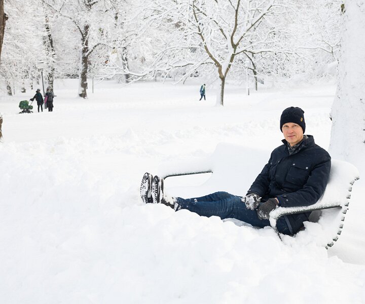 _DSC6163-1 Arto relaxing on a bench in Humlegården in February.