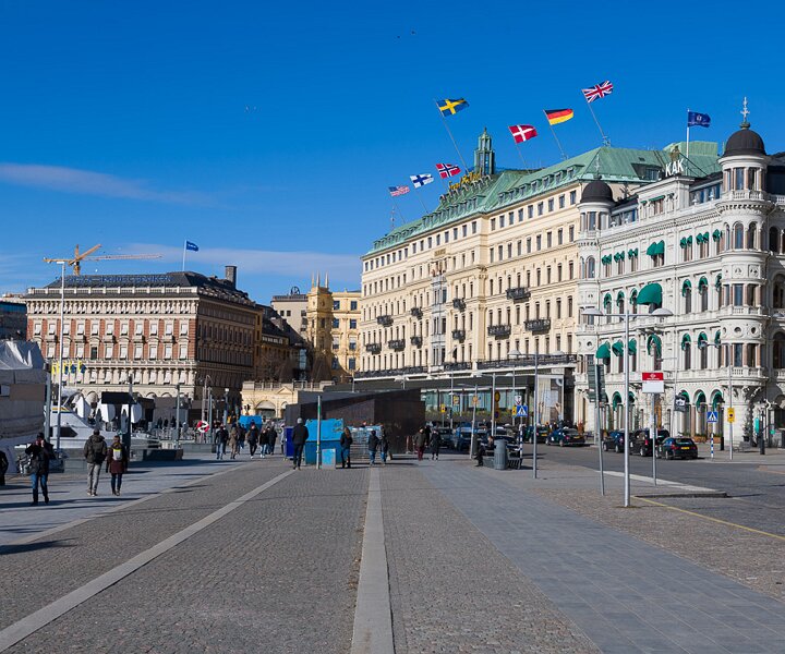 _DSC7024 Walk in Stockholm outside Grand Hôtel.