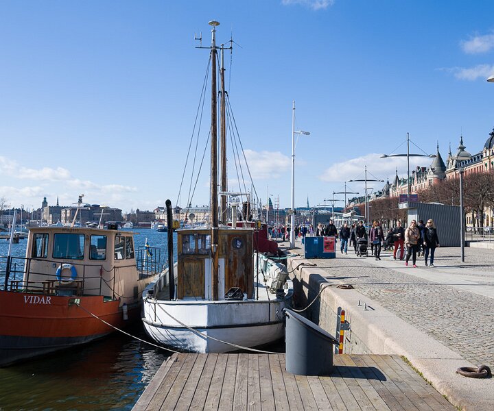 _DSC7088 Walking along Strandvägen a sunny day in March.