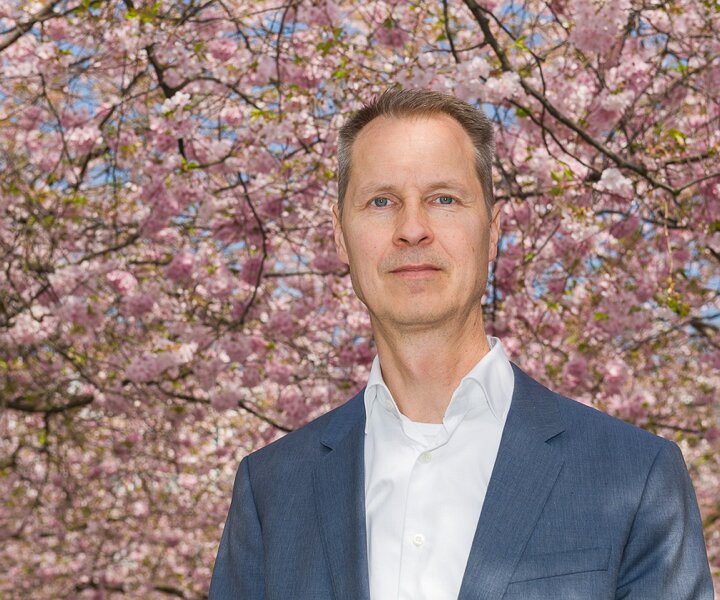 _DSC8093 Arto at the cherry blossom in Kungsträdgården.