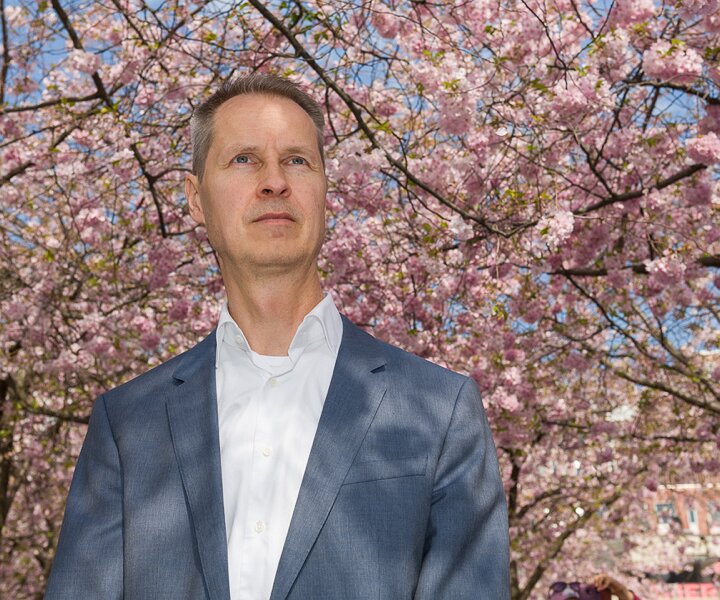 _DSC8096 Arto at the cherry blossom in Kungsträdgården.