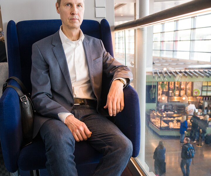 _DSC7225 Arto having breakfast at the lounge at Arlanda airport before the flight to Berlin.