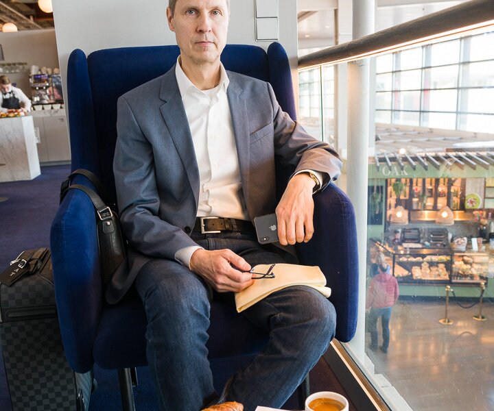 _DSC7243 Arto having breakfast at the lounge at Arlanda airport before the flight to Berlin.
