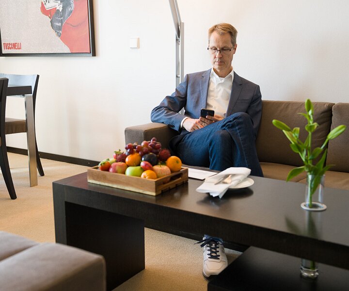 _DSC7257 Arto in the suite at the Sofitel Berlin Kurfürstendamm.