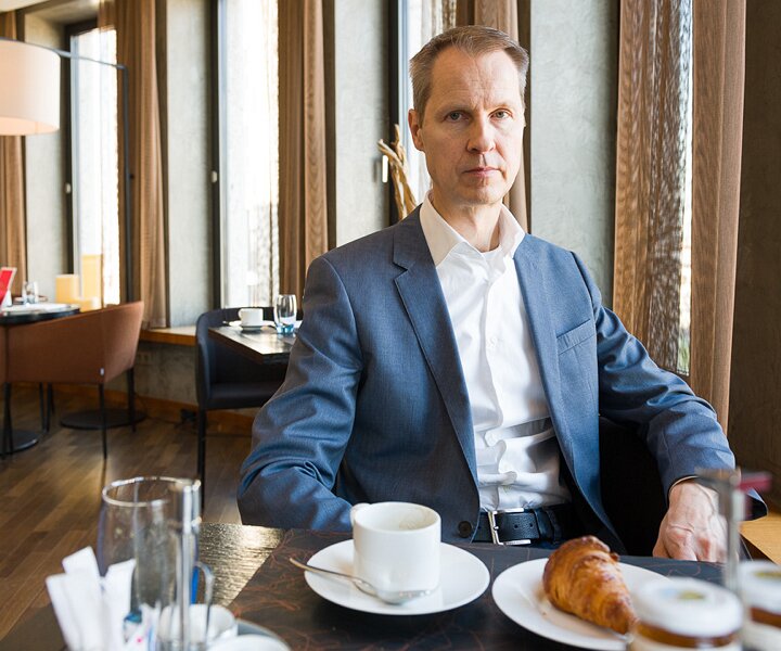_DSC7300 Arto having breakfast in the lounge at the Sofitel Berlin Kurfürstendamm.