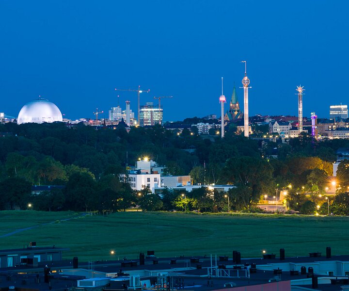 _DSC8645 View of Globen and Gröna Lund from Gärdet on a summer night.