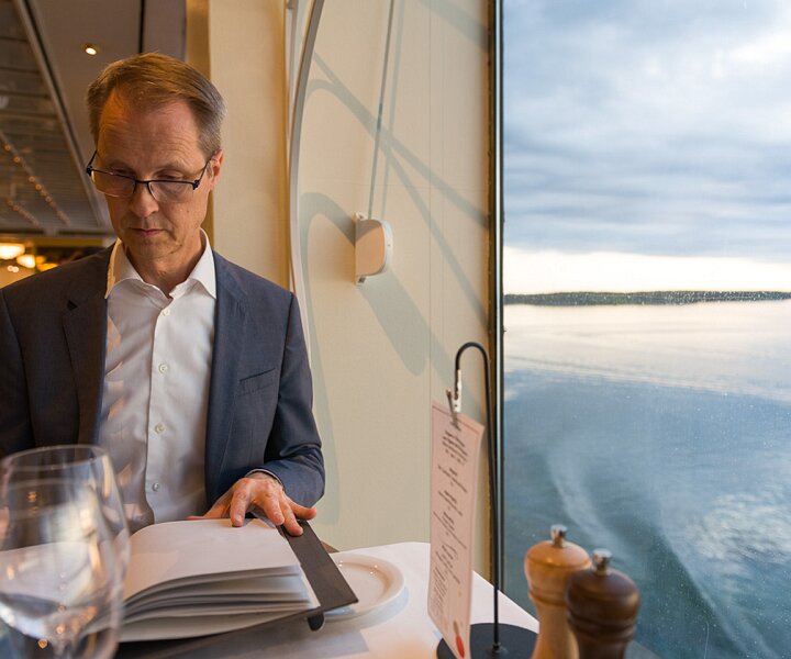 _DSC8921-1 Arto having a look at the dinner menu on the ship.
