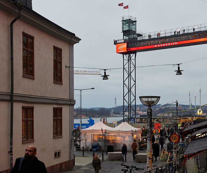 _DSC1367 At Slussen with view of Gondolen restaurant.