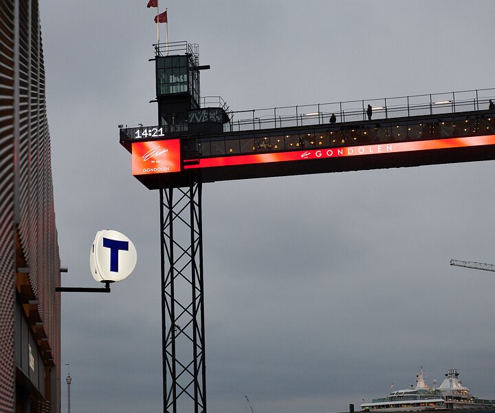 _DSC1397 At Slussen with view of Gondolen restaurant.