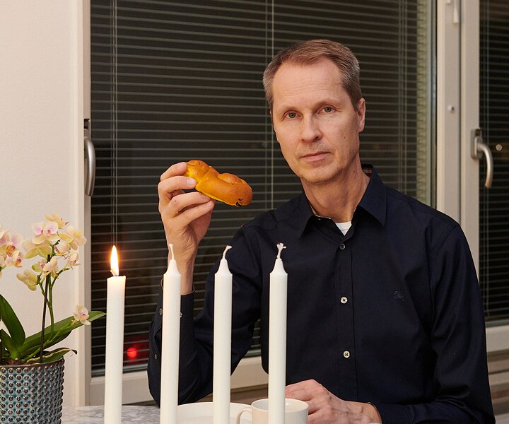 _DSC1487 Arto enjoying a lussekatt on the first advent Sunday.
