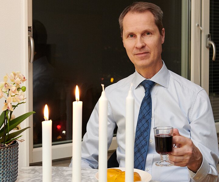 _DSC1621 Arto having glögg and lussekatt on the second advent Sunday.