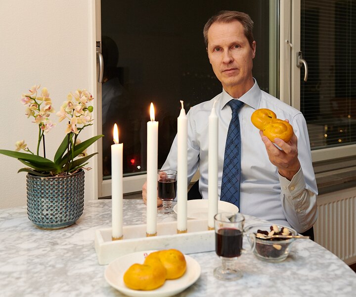 _DSC1626 Arto having glögg and lussekatt on the second advent Sunday.