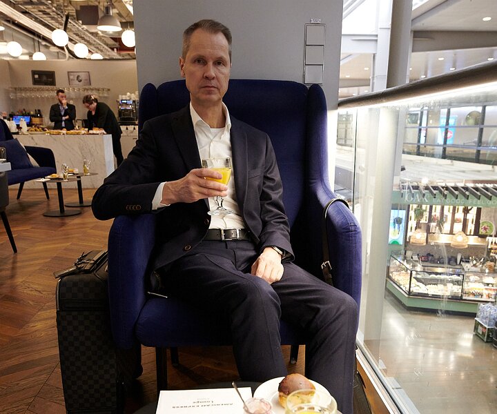 _DSC1853 Arto having breakfast at the Lounge at Arlanda airport before departure to Palma de Mallorca.