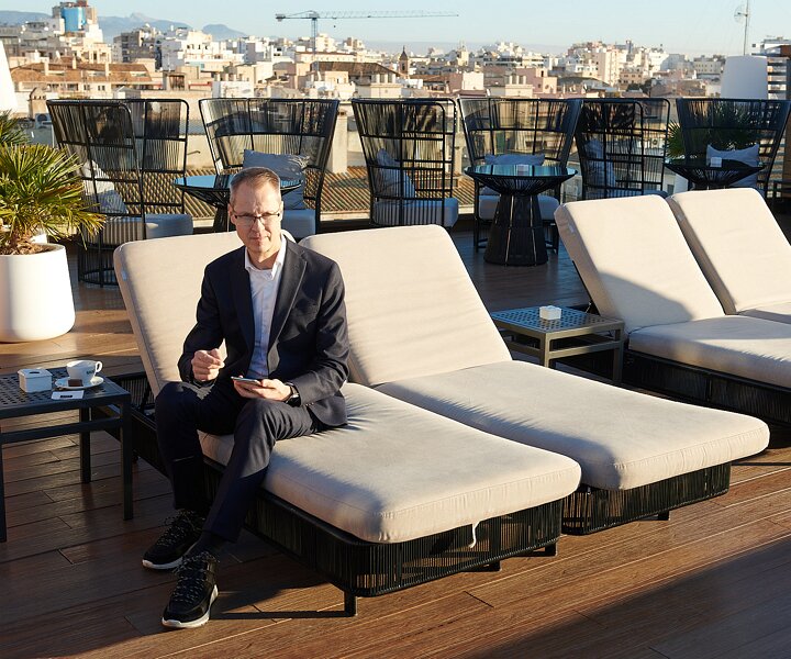 _DSC1895 Arto enjoying the sun on the rooftop terrace at Nakar hotel in Palma.