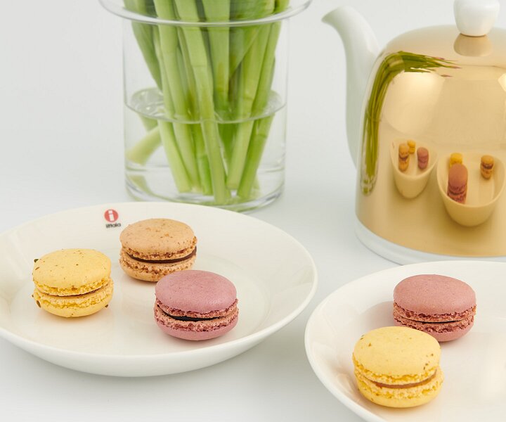 _DSC3338 Tulips and macarons.